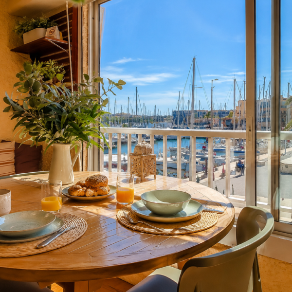 Vue Marina • Parking • Terrasse • Gruissan Port